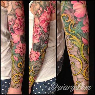 Niesamowite w swojej formie tatuaże-rękawy zajmują cała powierzchnię ramiona i przedramiona. Tworzą jednolitą zdobiącą ciało całość. Taki graficzny rękaw na skórze to tatuaż szczególnie ciekawy w przypadku aktywnych, silnych mężczyzn. 