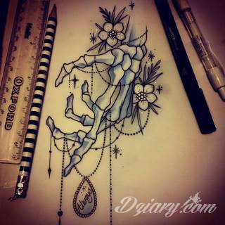 Niesamowite w swojej formie tatuaże-rękawy zajmują cała powierzchnię ramiona i przedramiona. Tworzą jednolitą zdobiącą ciało całość. Taki graficzny rękaw na skórze to tatuaż szczególnie ciekawy w przypadku aktywnych, silnych mężczyzn. 