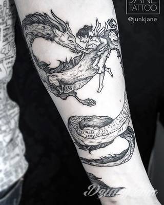 Niesamowite w swojej formie tatuaże-rękawy zajmują cała powierzchnię ramiona i przedramiona. Tworzą jednolitą zdobiącą ciało całość. Taki graficzny rękaw na skórze to tatuaż szczególnie ciekawy w przypadku aktywnych, silnych mężczyzn. 