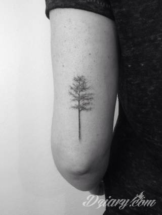 Niesamowite w swojej formie tatuaże-rękawy zajmują cała powierzchnię ramiona i przedramiona. Tworzą jednolitą zdobiącą ciało całość. Taki graficzny rękaw na skórze to tatuaż szczególnie ciekawy w przypadku aktywnych, silnych mężczyzn. 