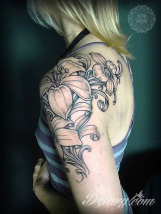 Niesamowite w swojej formie tatuaże-rękawy zajmują cała powierzchnię ramiona i przedramiona. Tworzą jednolitą zdobiącą ciało całość. Taki graficzny rękaw na skórze to tatuaż szczególnie ciekawy w przypadku aktywnych, silnych mężczyzn. 