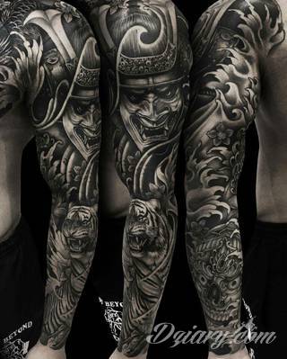 Niesamowite w swojej formie tatuaże-rękawy zajmują cała powierzchnię ramiona i przedramiona. Tworzą jednolitą zdobiącą ciało całość. Taki graficzny rękaw na skórze to tatuaż szczególnie ciekawy w przypadku aktywnych, silnych mężczyzn. 