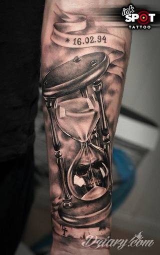 Niesamowite w swojej formie tatuaże-rękawy zajmują cała powierzchnię ramiona i przedramiona. Tworzą jednolitą zdobiącą ciało całość. Taki graficzny rękaw na skórze to tatuaż szczególnie ciekawy w przypadku aktywnych, silnych mężczyzn. 