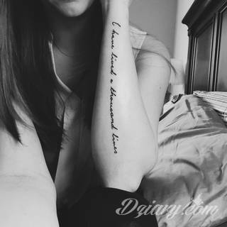 Niesamowite w swojej formie tatuaże-rękawy zajmują cała powierzchnię ramiona i przedramiona. Tworzą jednolitą zdobiącą ciało całość. Taki graficzny rękaw na skórze to tatuaż szczególnie ciekawy w przypadku aktywnych, silnych mężczyzn. 