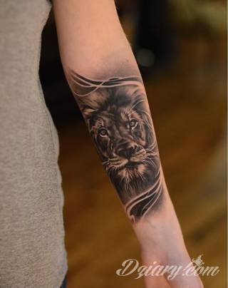 Niesamowite w swojej formie tatuaże-rękawy zajmują cała powierzchnię ramiona i przedramiona. Tworzą jednolitą zdobiącą ciało całość. Taki graficzny rękaw na skórze to tatuaż szczególnie ciekawy w przypadku aktywnych, silnych mężczyzn. 