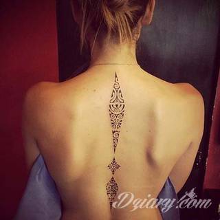 Niesamowite w swojej formie tatuaże-rękawy zajmują cała powierzchnię ramiona i przedramiona. Tworzą jednolitą zdobiącą ciało całość. Taki graficzny rękaw na skórze to tatuaż szczególnie ciekawy w przypadku aktywnych, silnych mężczyzn. 