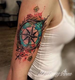 Niesamowite w swojej formie tatuaże-rękawy zajmują cała powierzchnię ramiona i przedramiona. Tworzą jednolitą zdobiącą ciało całość. Taki graficzny rękaw na skórze to tatuaż szczególnie ciekawy w przypadku aktywnych, silnych mężczyzn. 