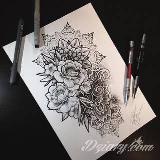 Niesamowite w swojej formie tatuaże-rękawy zajmują cała powierzchnię ramiona i przedramiona. Tworzą jednolitą zdobiącą ciało całość. Taki graficzny rękaw na skórze to tatuaż szczególnie ciekawy w przypadku aktywnych, silnych mężczyzn. 