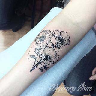 Niesamowite w swojej formie tatuaże-rękawy zajmują cała powierzchnię ramiona i przedramiona. Tworzą jednolitą zdobiącą ciało całość. Taki graficzny rękaw na skórze to tatuaż szczególnie ciekawy w przypadku aktywnych, silnych mężczyzn. 