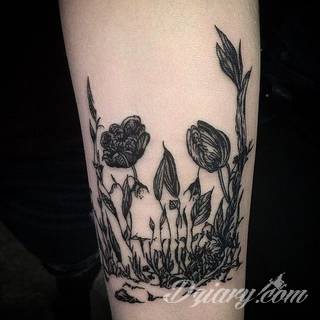 Niesamowite w swojej formie tatuaże-rękawy zajmują cała powierzchnię ramiona i przedramiona. Tworzą jednolitą zdobiącą ciało całość. Taki graficzny rękaw na skórze to tatuaż szczególnie ciekawy w przypadku aktywnych, silnych mężczyzn. 