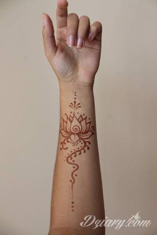 Niesamowite w swojej formie tatuaże-rękawy zajmują cała powierzchnię ramiona i przedramiona. Tworzą jednolitą zdobiącą ciało całość. Taki graficzny rękaw na skórze to tatuaż szczególnie ciekawy w przypadku aktywnych, silnych mężczyzn. 