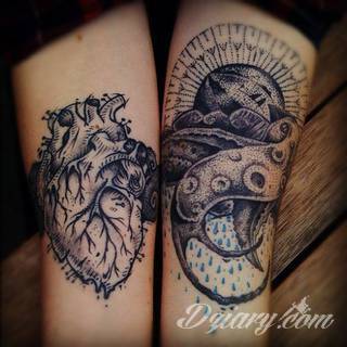 Niesamowite w swojej formie tatuaże-rękawy zajmują cała powierzchnię ramiona i przedramiona. Tworzą jednolitą zdobiącą ciało całość. Taki graficzny rękaw na skórze to tatuaż szczególnie ciekawy w przypadku aktywnych, silnych mężczyzn. 