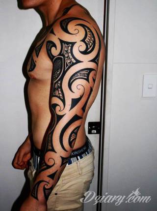 Niesamowite w swojej formie tatuaże-rękawy zajmują cała powierzchnię ramiona i przedramiona. Tworzą jednolitą zdobiącą ciało całość. Taki graficzny rękaw na skórze to tatuaż szczególnie ciekawy w przypadku aktywnych, silnych mężczyzn. 