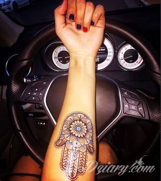 Niesamowite w swojej formie tatuaże-rękawy zajmują cała powierzchnię ramiona i przedramiona. Tworzą jednolitą zdobiącą ciało całość. Taki graficzny rękaw na skórze to tatuaż szczególnie ciekawy w przypadku aktywnych, silnych mężczyzn. 