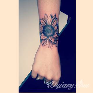 Niesamowite w swojej formie tatuaże-rękawy zajmują cała powierzchnię ramiona i przedramiona. Tworzą jednolitą zdobiącą ciało całość. Taki graficzny rękaw na skórze to tatuaż szczególnie ciekawy w przypadku aktywnych, silnych mężczyzn. 