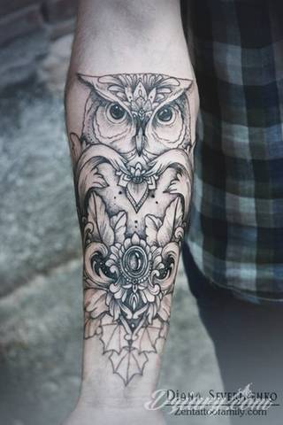 Niesamowite w swojej formie tatuaże-rękawy zajmują cała powierzchnię ramiona i przedramiona. Tworzą jednolitą zdobiącą ciało całość. Taki graficzny rękaw na skórze to tatuaż szczególnie ciekawy w przypadku aktywnych, silnych mężczyzn. 