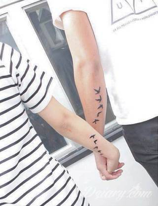 Niesamowite w swojej formie tatuaże-rękawy zajmują cała powierzchnię ramiona i przedramiona. Tworzą jednolitą zdobiącą ciało całość. Taki graficzny rękaw na skórze to tatuaż szczególnie ciekawy w przypadku aktywnych, silnych mężczyzn. 