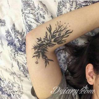 Niesamowite w swojej formie tatuaże-rękawy zajmują cała powierzchnię ramiona i przedramiona. Tworzą jednolitą zdobiącą ciało całość. Taki graficzny rękaw na skórze to tatuaż szczególnie ciekawy w przypadku aktywnych, silnych mężczyzn. 