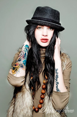 Niesamowite w swojej formie tatuaże-rękawy zajmują cała powierzchnię ramiona i przedramiona. Tworzą jednolitą zdobiącą ciało całość. Taki graficzny rękaw na skórze to tatuaż szczególnie ciekawy w przypadku aktywnych, silnych mężczyzn. 