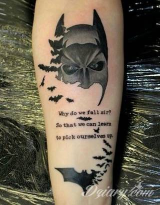 Niesamowite w swojej formie tatuaże-rękawy zajmują cała powierzchnię ramiona i przedramiona. Tworzą jednolitą zdobiącą ciało całość. Taki graficzny rękaw na skórze to tatuaż szczególnie ciekawy w przypadku aktywnych, silnych mężczyzn. 