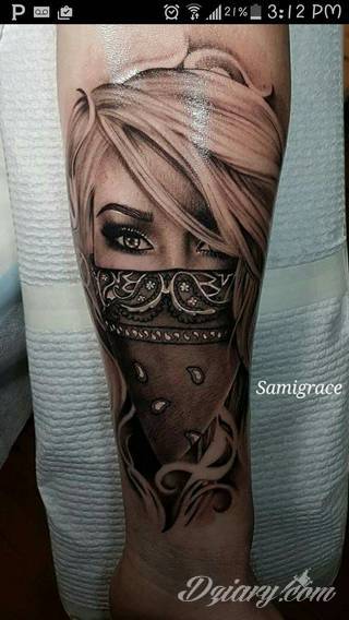 Niesamowite w swojej formie tatuaże-rękawy zajmują cała powierzchnię ramiona i przedramiona. Tworzą jednolitą zdobiącą ciało całość. Taki graficzny rękaw na skórze to tatuaż szczególnie ciekawy w przypadku aktywnych, silnych mężczyzn. 