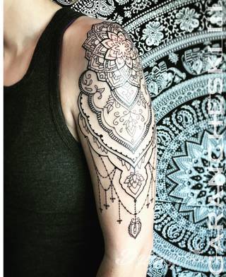 Niesamowite w swojej formie tatuaże-rękawy zajmują cała powierzchnię ramiona i przedramiona. Tworzą jednolitą zdobiącą ciało całość. Taki graficzny rękaw na skórze to tatuaż szczególnie ciekawy w przypadku aktywnych, silnych mężczyzn. 