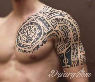 Niesamowite w swojej formie tatuaże-rękawy zajmują cała powierzchnię ramiona i przedramiona. Tworzą jednolitą zdobiącą ciało całość. Taki graficzny rękaw na skórze to tatuaż szczególnie ciekawy w przypadku aktywnych, silnych mężczyzn. 