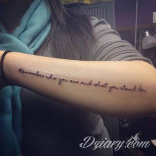 Niesamowite w swojej formie tatuaże-rękawy zajmują cała powierzchnię ramiona i przedramiona. Tworzą jednolitą zdobiącą ciało całość. Taki graficzny rękaw na skórze to tatuaż szczególnie ciekawy w przypadku aktywnych, silnych mężczyzn. 