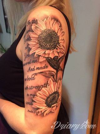 Niesamowite w swojej formie tatuaże-rękawy zajmują cała powierzchnię ramiona i przedramiona. Tworzą jednolitą zdobiącą ciało całość. Taki graficzny rękaw na skórze to tatuaż szczególnie ciekawy w przypadku aktywnych, silnych mężczyzn. 