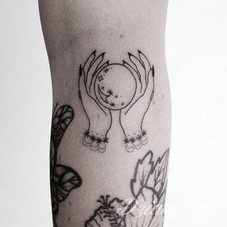 Niesamowite w swojej formie tatuaże-rękawy zajmują cała powierzchnię ramiona i przedramiona. Tworzą jednolitą zdobiącą ciało całość. Taki graficzny rękaw na skórze to tatuaż szczególnie ciekawy w przypadku aktywnych, silnych mężczyzn. 