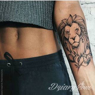 Niesamowite w swojej formie tatuaże-rękawy zajmują cała powierzchnię ramiona i przedramiona. Tworzą jednolitą zdobiącą ciało całość. Taki graficzny rękaw na skórze to tatuaż szczególnie ciekawy w przypadku aktywnych, silnych mężczyzn. 