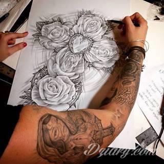 Niesamowite w swojej formie tatuaże-rękawy zajmują cała powierzchnię ramiona i przedramiona. Tworzą jednolitą zdobiącą ciało całość. Taki graficzny rękaw na skórze to tatuaż szczególnie ciekawy w przypadku aktywnych, silnych mężczyzn. 