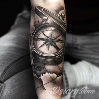 Niesamowite w swojej formie tatuaże-rękawy zajmują cała powierzchnię ramiona i przedramiona. Tworzą jednolitą zdobiącą ciało całość. Taki graficzny rękaw na skórze to tatuaż szczególnie ciekawy w przypadku aktywnych, silnych mężczyzn. 