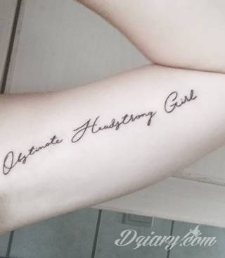 Niesamowite w swojej formie tatuaże-rękawy zajmują cała powierzchnię ramiona i przedramiona. Tworzą jednolitą zdobiącą ciało całość. Taki graficzny rękaw na skórze to tatuaż szczególnie ciekawy w przypadku aktywnych, silnych mężczyzn. 