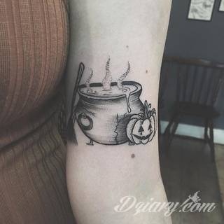 Niesamowite w swojej formie tatuaże-rękawy zajmują cała powierzchnię ramiona i przedramiona. Tworzą jednolitą zdobiącą ciało całość. Taki graficzny rękaw na skórze to tatuaż szczególnie ciekawy w przypadku aktywnych, silnych mężczyzn. 