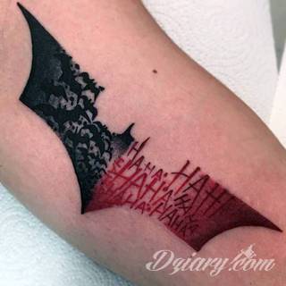 Niesamowite w swojej formie tatuaże-rękawy zajmują cała powierzchnię ramiona i przedramiona. Tworzą jednolitą zdobiącą ciało całość. Taki graficzny rękaw na skórze to tatuaż szczególnie ciekawy w przypadku aktywnych, silnych mężczyzn. 