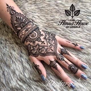 Niesamowite w swojej formie tatuaże-rękawy zajmują cała powierzchnię ramiona i przedramiona. Tworzą jednolitą zdobiącą ciało całość. Taki graficzny rękaw na skórze to tatuaż szczególnie ciekawy w przypadku aktywnych, silnych mężczyzn. 