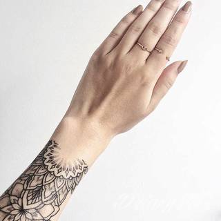 Niesamowite w swojej formie tatuaże-rękawy zajmują cała powierzchnię ramiona i przedramiona. Tworzą jednolitą zdobiącą ciało całość. Taki graficzny rękaw na skórze to tatuaż szczególnie ciekawy w przypadku aktywnych, silnych mężczyzn. 