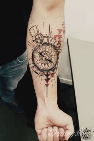 Niesamowite w swojej formie tatuaże-rękawy zajmują cała powierzchnię ramiona i przedramiona. Tworzą jednolitą zdobiącą ciało całość. Taki graficzny rękaw na skórze to tatuaż szczególnie ciekawy w przypadku aktywnych, silnych mężczyzn. 