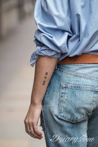 Niesamowite w swojej formie tatuaże-rękawy zajmują cała powierzchnię ramiona i przedramiona. Tworzą jednolitą zdobiącą ciało całość. Taki graficzny rękaw na skórze to tatuaż szczególnie ciekawy w przypadku aktywnych, silnych mężczyzn. 