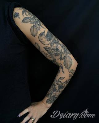 Niesamowite w swojej formie tatuaże-rękawy zajmują cała powierzchnię ramiona i przedramiona. Tworzą jednolitą zdobiącą ciało całość. Taki graficzny rękaw na skórze to tatuaż szczególnie ciekawy w przypadku aktywnych, silnych mężczyzn. 