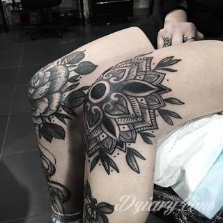 Niesamowite w swojej formie tatuaże-rękawy zajmują cała powierzchnię ramiona i przedramiona. Tworzą jednolitą zdobiącą ciało całość. Taki graficzny rękaw na skórze to tatuaż szczególnie ciekawy w przypadku aktywnych, silnych mężczyzn. 