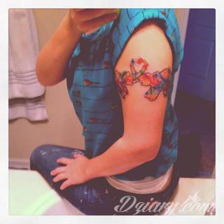 Niesamowite w swojej formie tatuaże-rękawy zajmują cała powierzchnię ramiona i przedramiona. Tworzą jednolitą zdobiącą ciało całość. Taki graficzny rękaw na skórze to tatuaż szczególnie ciekawy w przypadku aktywnych, silnych mężczyzn. 