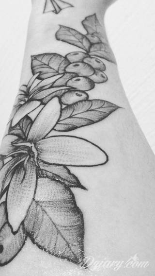 Niesamowite w swojej formie tatuaże-rękawy zajmują cała powierzchnię ramiona i przedramiona. Tworzą jednolitą zdobiącą ciało całość. Taki graficzny rękaw na skórze to tatuaż szczególnie ciekawy w przypadku aktywnych, silnych mężczyzn. 