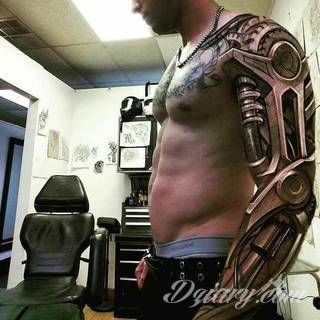 Niesamowite w swojej formie tatuaże-rękawy zajmują cała powierzchnię ramiona i przedramiona. Tworzą jednolitą zdobiącą ciało całość. Taki graficzny rękaw na skórze to tatuaż szczególnie ciekawy w przypadku aktywnych, silnych mężczyzn. 