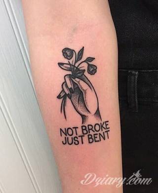 Niesamowite w swojej formie tatuaże-rękawy zajmują cała powierzchnię ramiona i przedramiona. Tworzą jednolitą zdobiącą ciało całość. Taki graficzny rękaw na skórze to tatuaż szczególnie ciekawy w przypadku aktywnych, silnych mężczyzn. 