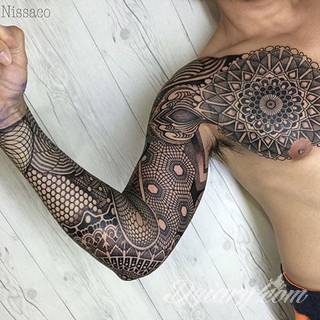 Niesamowite w swojej formie tatuaże-rękawy zajmują cała powierzchnię ramiona i przedramiona. Tworzą jednolitą zdobiącą ciało całość. Taki graficzny rękaw na skórze to tatuaż szczególnie ciekawy w przypadku aktywnych, silnych mężczyzn. 