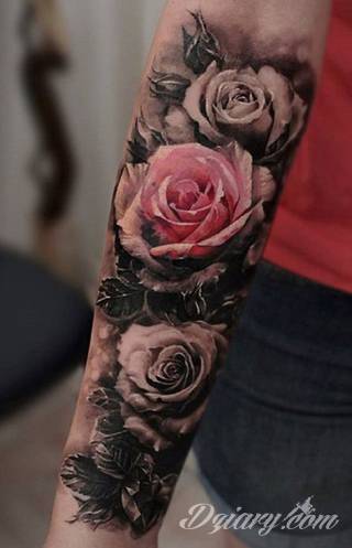 Niesamowite w swojej formie tatuaże-rękawy zajmują cała powierzchnię ramiona i przedramiona. Tworzą jednolitą zdobiącą ciało całość. Taki graficzny rękaw na skórze to tatuaż szczególnie ciekawy w przypadku aktywnych, silnych mężczyzn. 