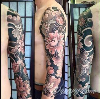 Niesamowite w swojej formie tatuaże-rękawy zajmują cała powierzchnię ramiona i przedramiona. Tworzą jednolitą zdobiącą ciało całość. Taki graficzny rękaw na skórze to tatuaż szczególnie ciekawy w przypadku aktywnych, silnych mężczyzn. 