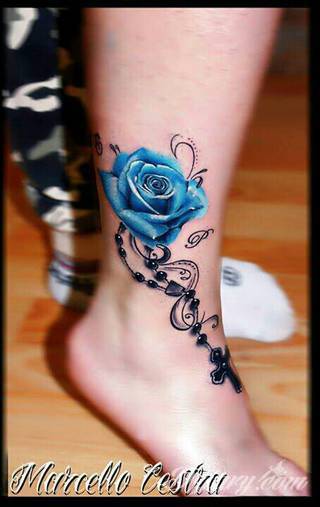 Niesamowite w swojej formie tatuaże-rękawy zajmują cała powierzchnię ramiona i przedramiona. Tworzą jednolitą zdobiącą ciało całość. Taki graficzny rękaw na skórze to tatuaż szczególnie ciekawy w przypadku aktywnych, silnych mężczyzn. 